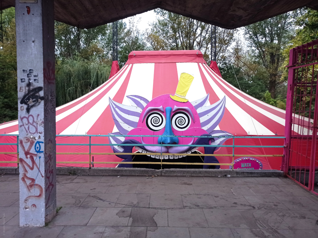 Zamknięty park rozrywek. Przed wejściem głowa podobna do Ricka z bajki