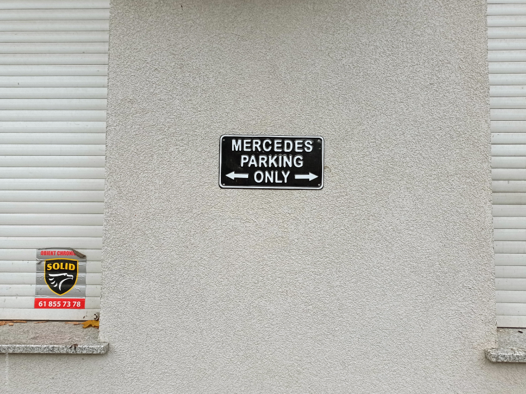 Tabliczka z napisem, że parking tylko dla Mercedesów