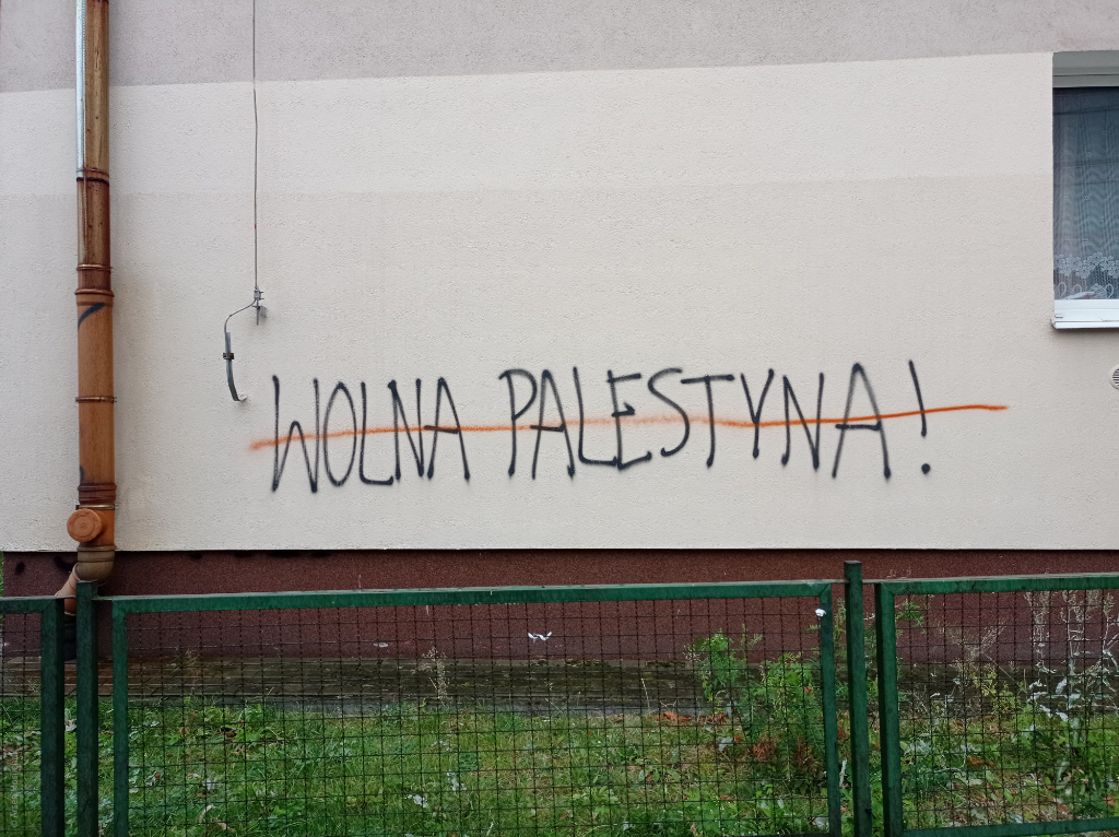 Przekreślony napis „Wolna Palestyna”