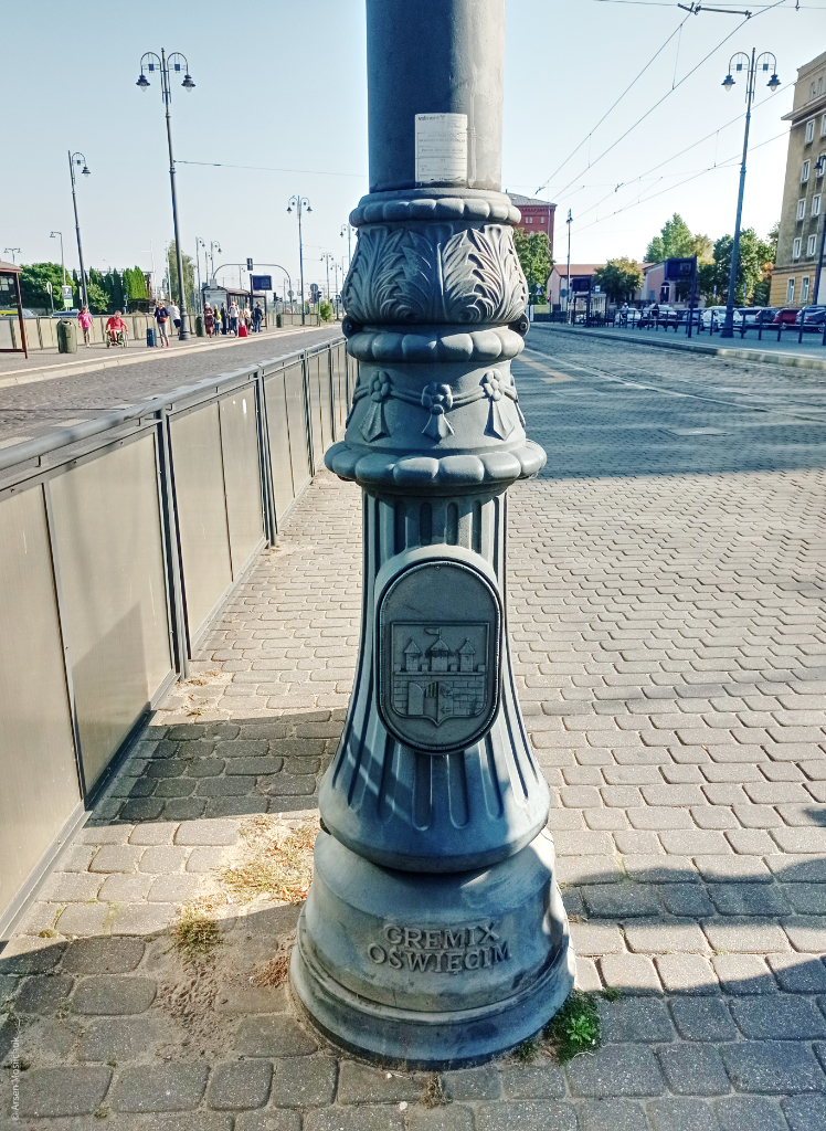 Słup z ozdobieniami