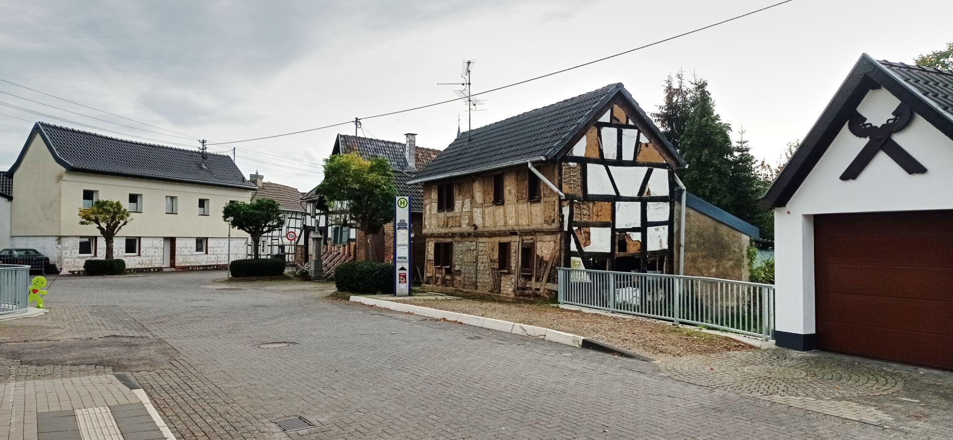 Rozwalony fahwerkowy budynek