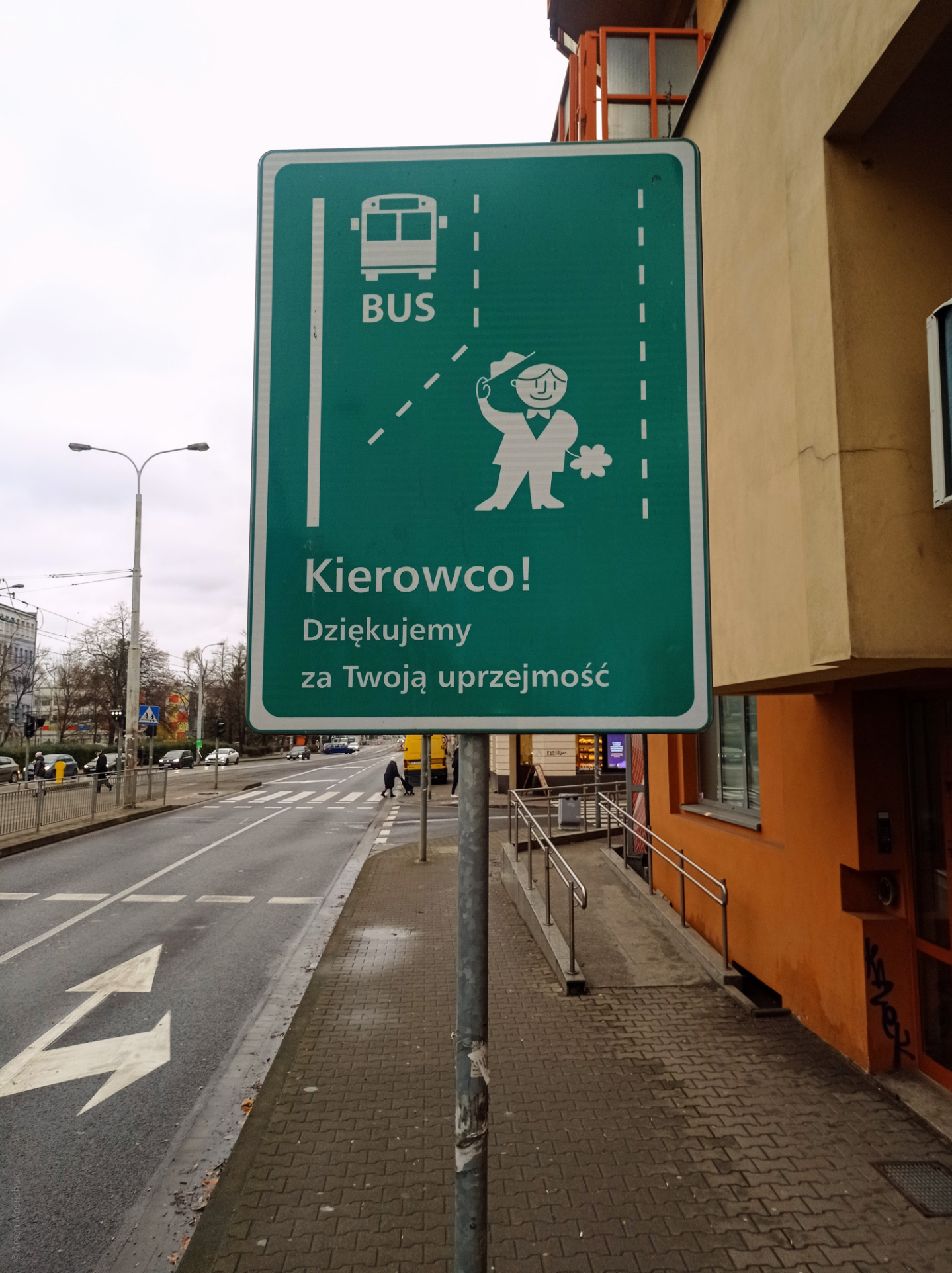 Grzeczny i niewinny znak drogowy, który dziękuje kierowców za uprzejmość.