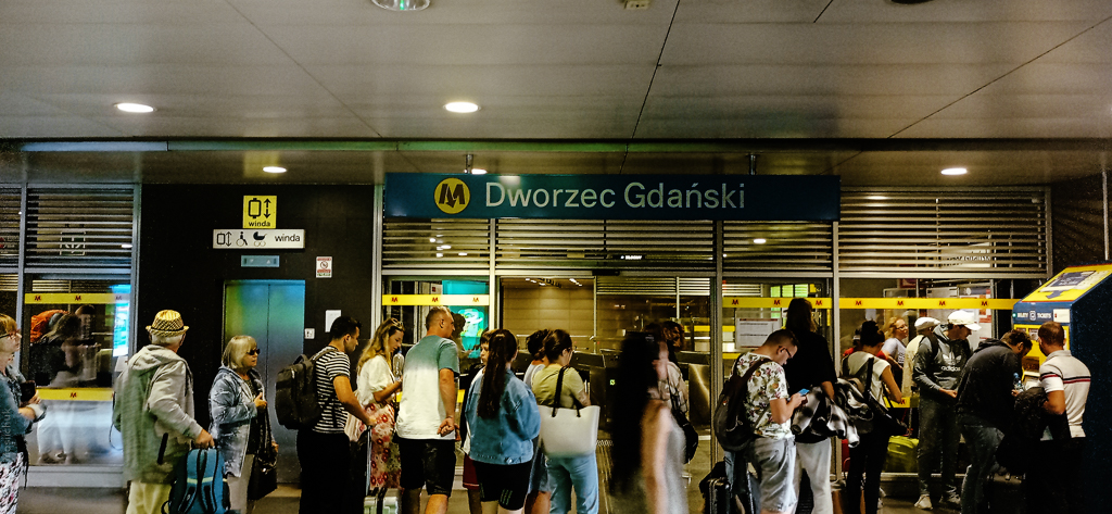Kolejka na dworcu Gdańskim