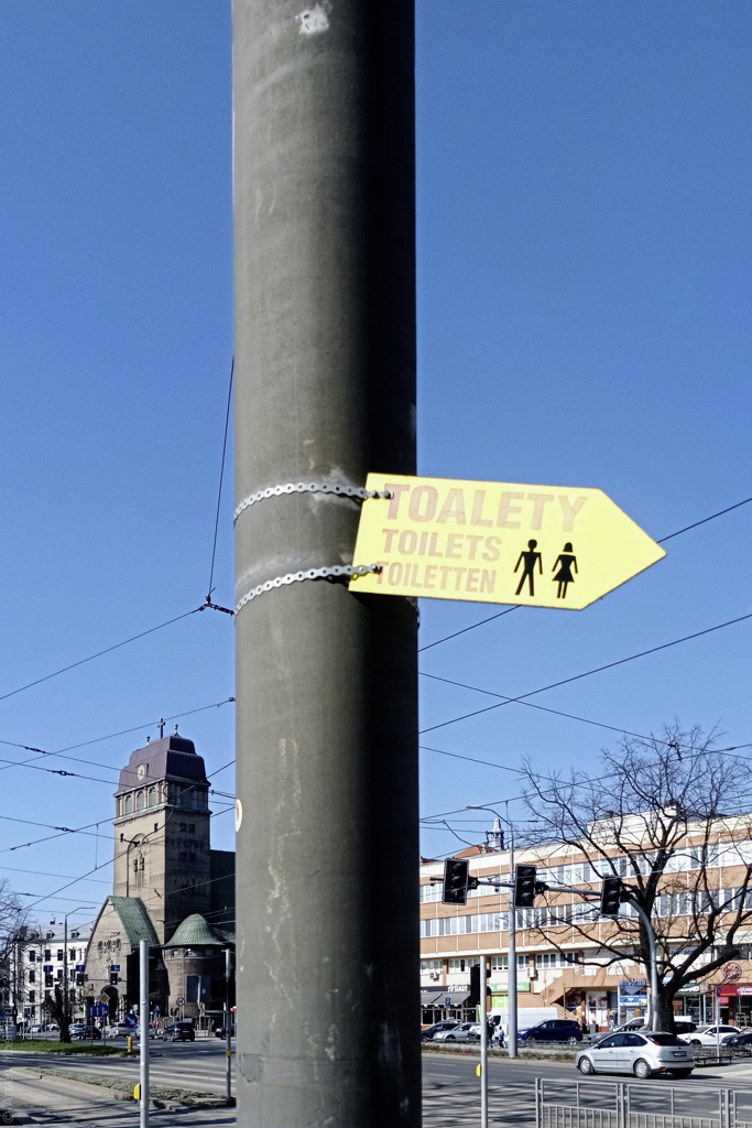 Napisy po polsku, po angielsku i po niemiecku