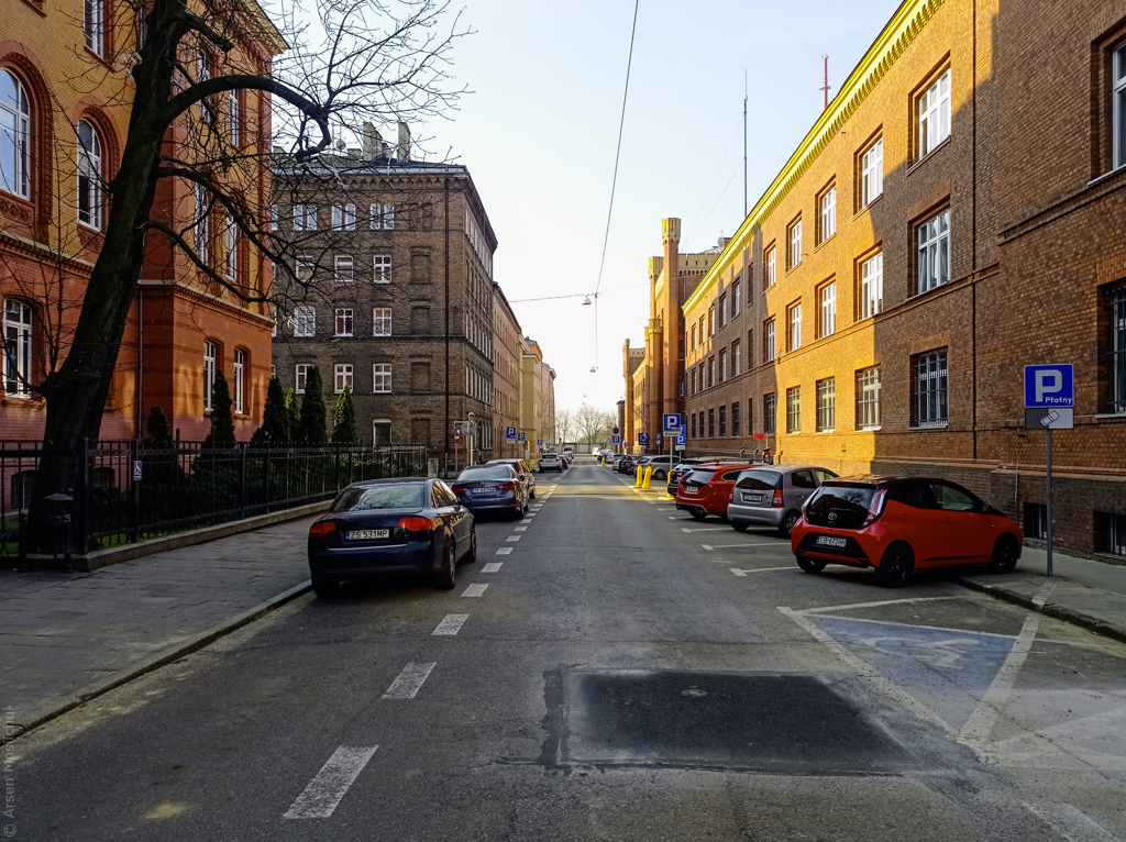 Ładna długa ulica z czerwonej cegły
