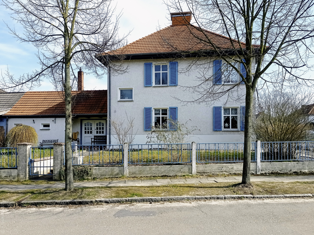 Dom z niebieskimi okkienicami
